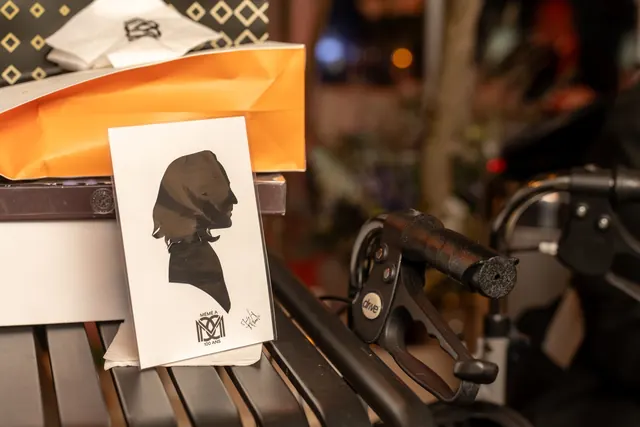 Silhouette découpée à la main et montée sur une carte au monogramme de la fête, souvenir des 100 ans de Mémé