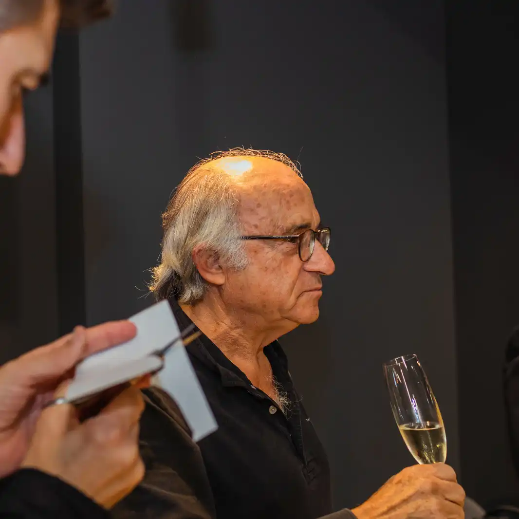 Silhouettiste découpant un portrait pour une invitée lors d'un cocktail