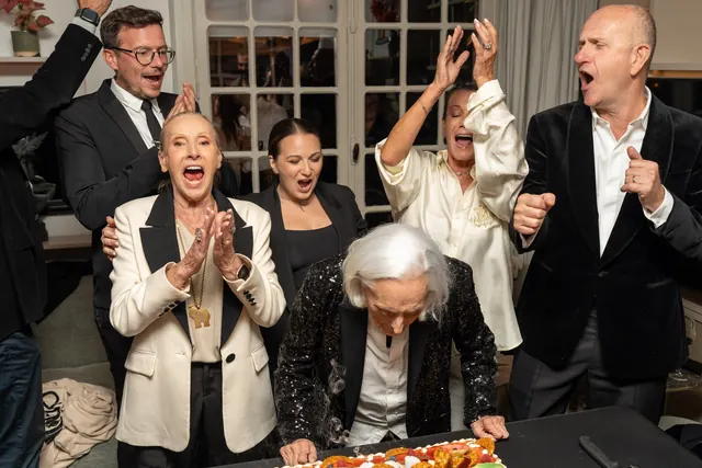 La famille et les invités, en noir et blanc, applaudissent Mémé au moment de fêter ses 100 ans