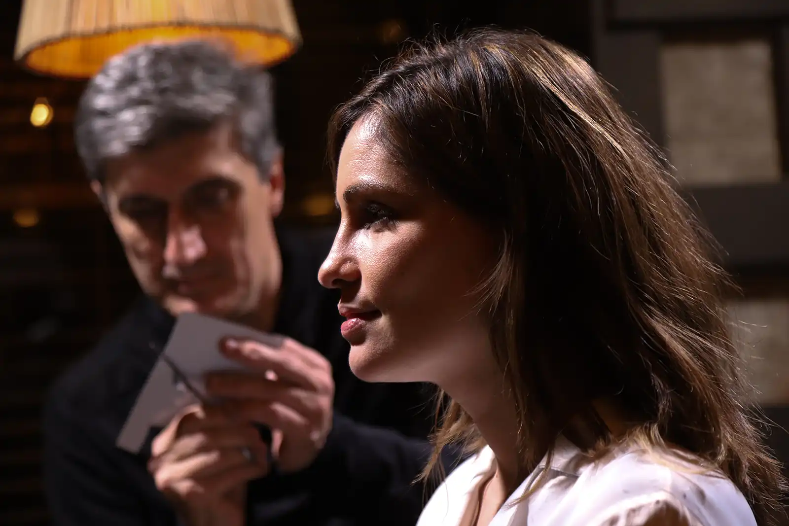 Portrait de profil en gros plan d'une invitée pendant qu'Igor Kucinic découpe sa silhouette