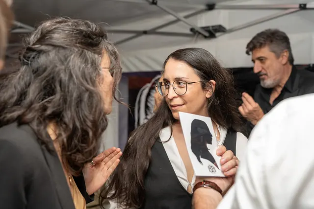 Des invitées découvrent et comparent leur portrait silhouette découpé pendant la fête