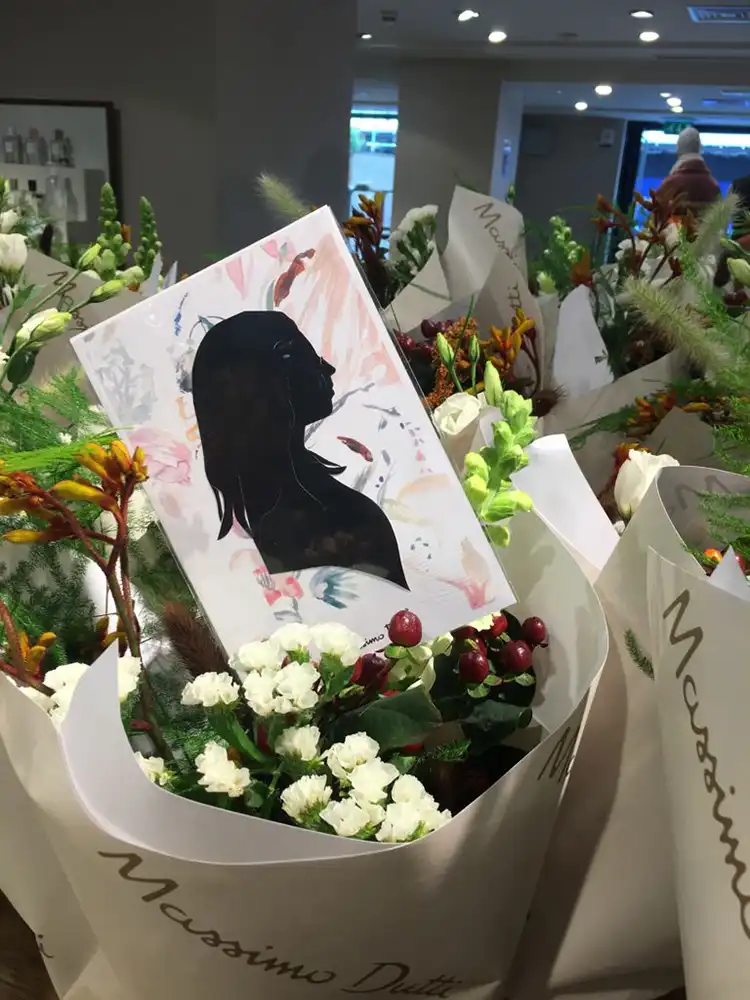 Igor Kucinic découpant des silhouettes en direct lors de l'activation Massimo Dutti Chelsea in Bloom à Londres