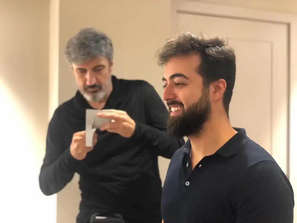 Igor Kucinic présentant un portrait silhouette terminé lors d'un événement Massimo Dutti au Royaume-Uni